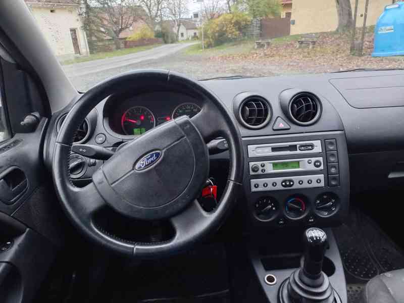 Ford Fiesta 1.3 51Kw RV.2004 TAŽNÉ - foto 12