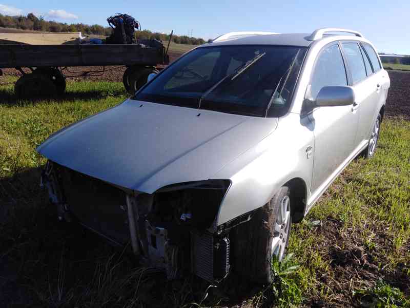 Toyota Avensis 2.2 4D - foto 1