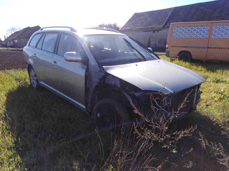 Toyota Avensis 2.2 4D - foto 2