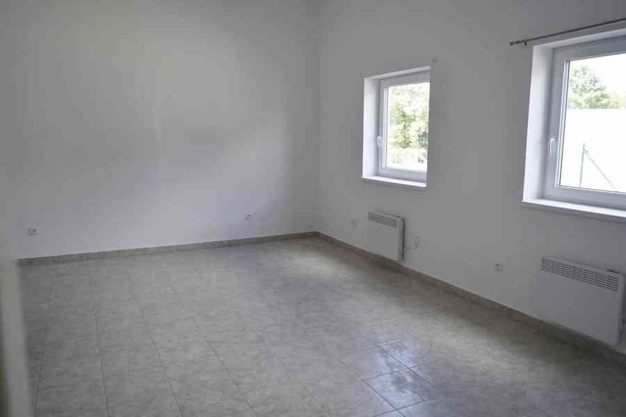 Mokré - Pronájem bytu 2+1 o ploše 100 m2 a stáje 130 m2 - foto 4