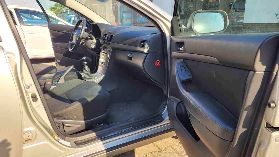 Toyota Avensis 2.0 D-4D (2007) - foto 11