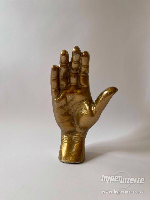 Kovová ruka Mano - zlatá - foto 1