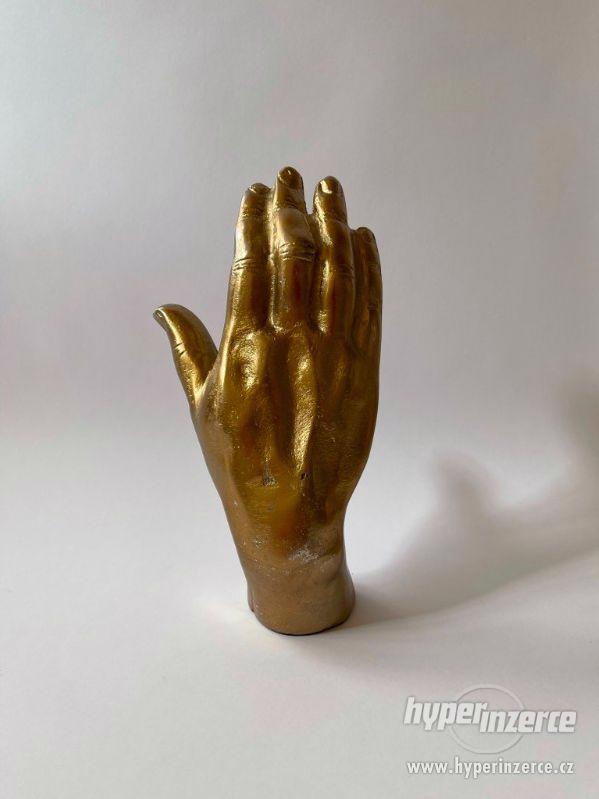 Kovová ruka Mano - zlatá - foto 3