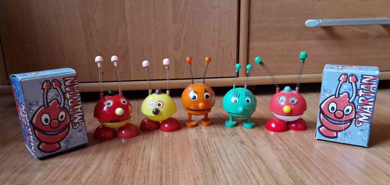 Příručka 1000 MB,teploměr,marťan VD Maják, kývací tučňák aj. - foto 2