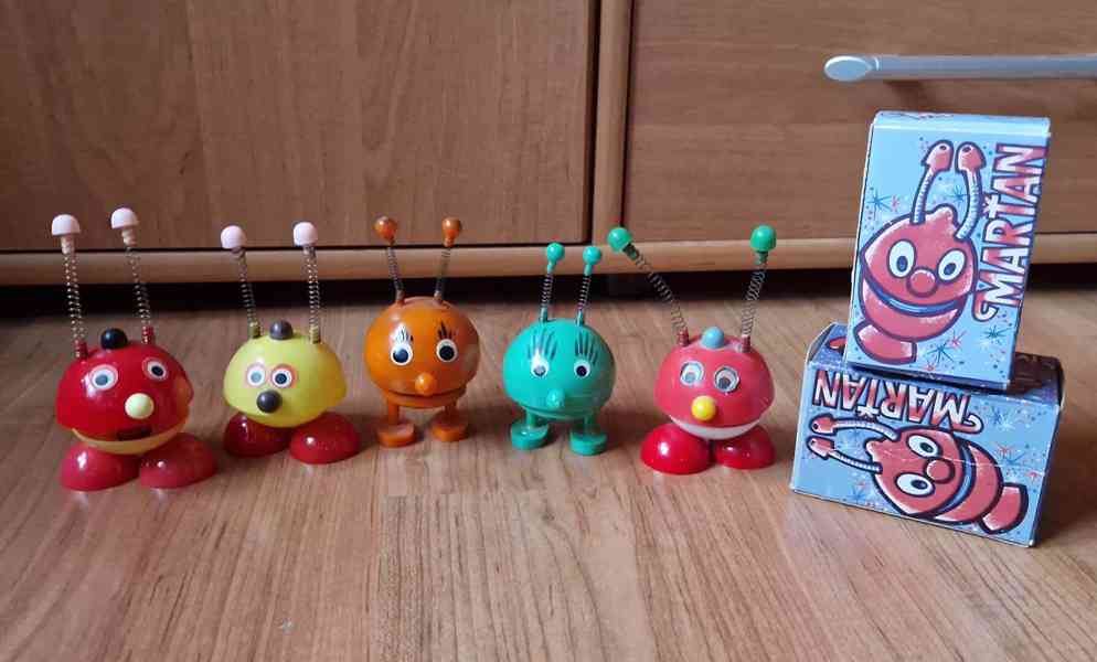 Příručka 1000 MB,teploměr,marťan VD Maják, kývací tučňák aj. - foto 1