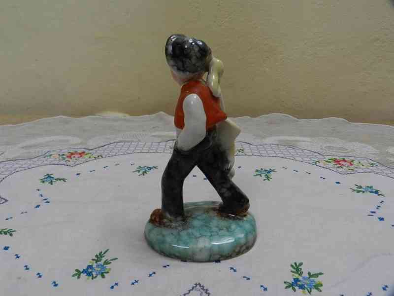 Stará soška Chlapec s Aktovkou Ditmar Urbach Teplice - foto 4