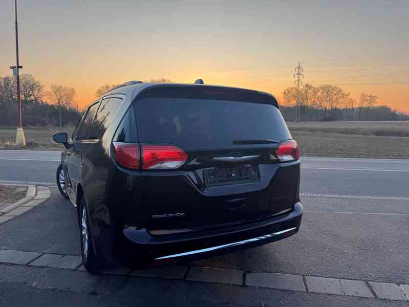 Chrysler Pacifica 3,6 RU 8 míst Kůže 2017 - foto 7