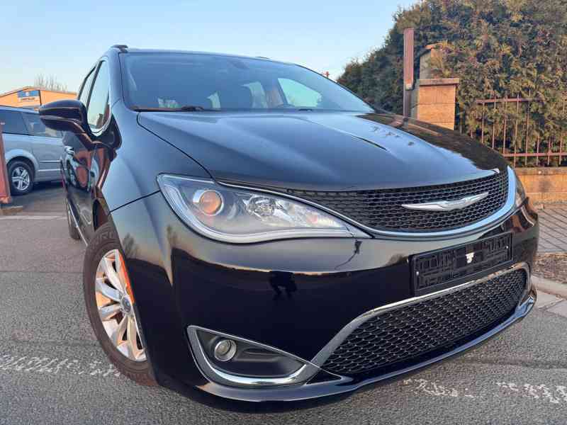 Chrysler Pacifica 3,6 RU 8 míst Kůže 2017 - foto 5