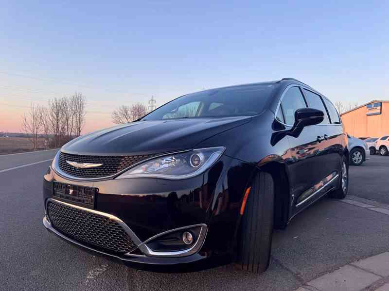 Chrysler Pacifica 3,6 RU 8 míst Kůže 2017 - foto 6