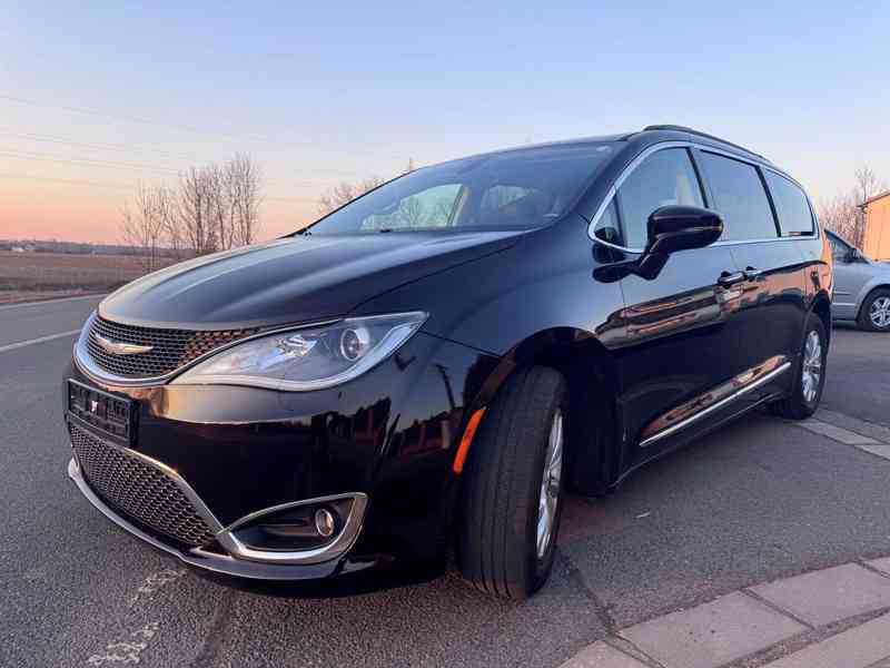 Chrysler Pacifica 3,6 RU 8 míst Kůže 2017 - foto 2