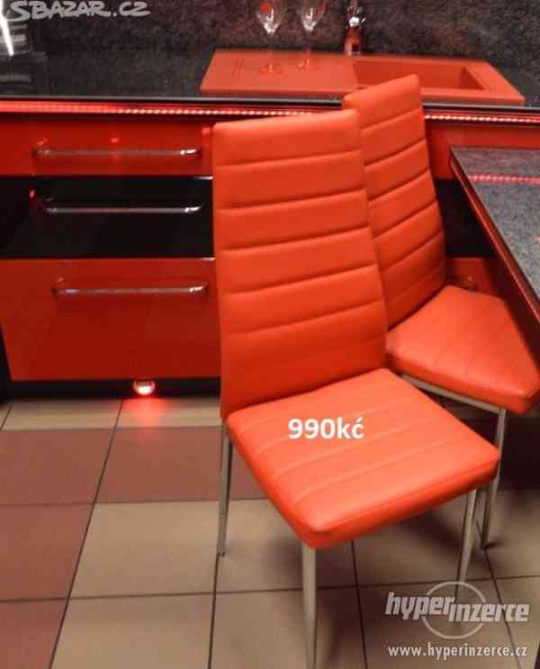 červené židle - foto 1