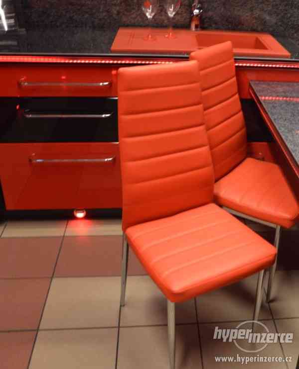červené židle - foto 2