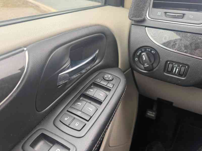 Chrysler Town Country 3,6 LPG DVD Limited 2014 - foto 17