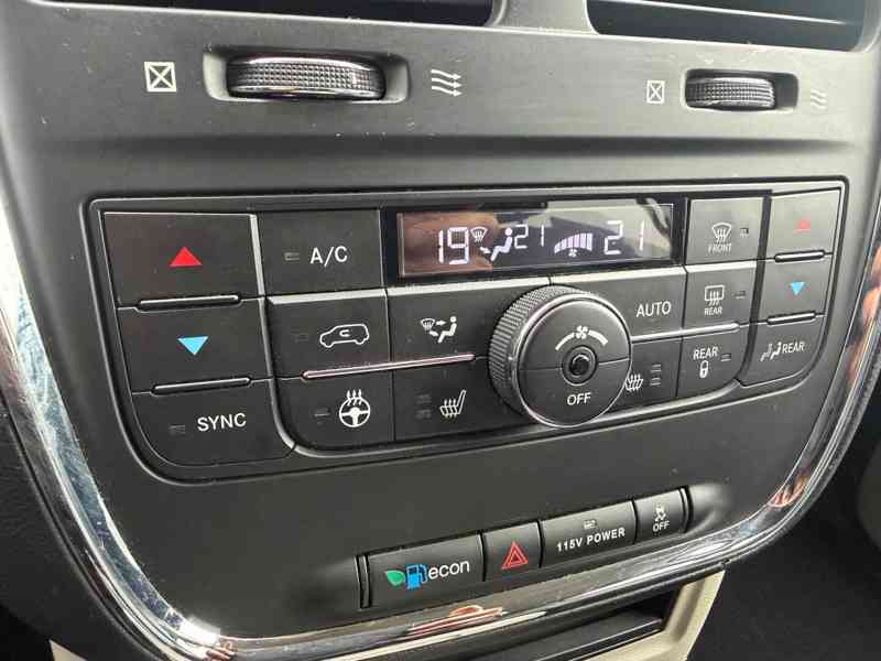 Chrysler Town Country 3,6 LPG DVD Limited 2014 - foto 18