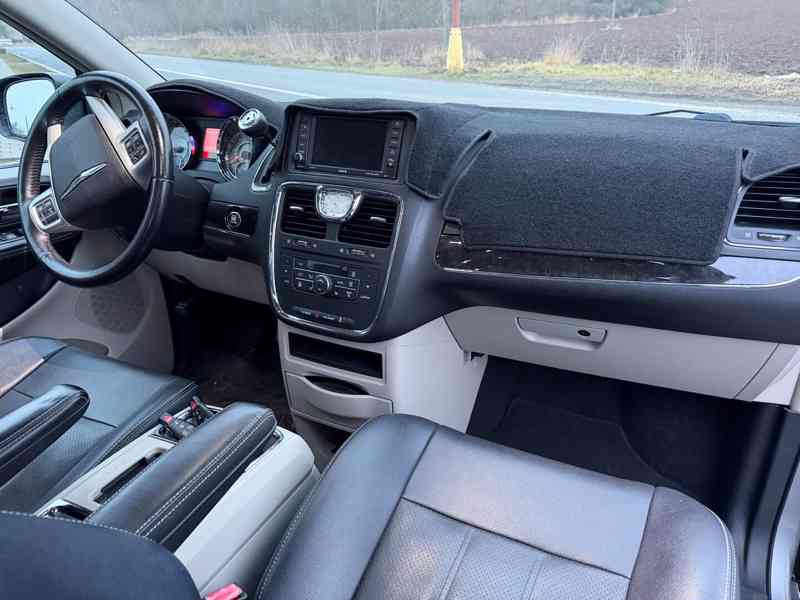 Chrysler Town Country 3,6 LPG DVD Limited 2014 - foto 11