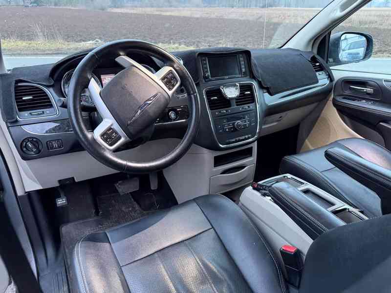 Chrysler Town Country 3,6 LPG DVD Limited 2014 - foto 15