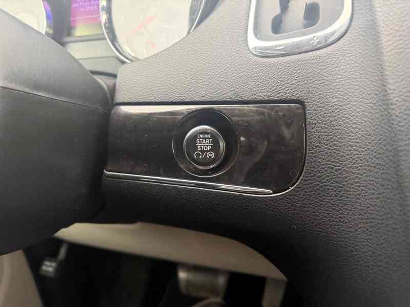 Chrysler Town Country 3,6 LPG DVD Limited 2014 - foto 16