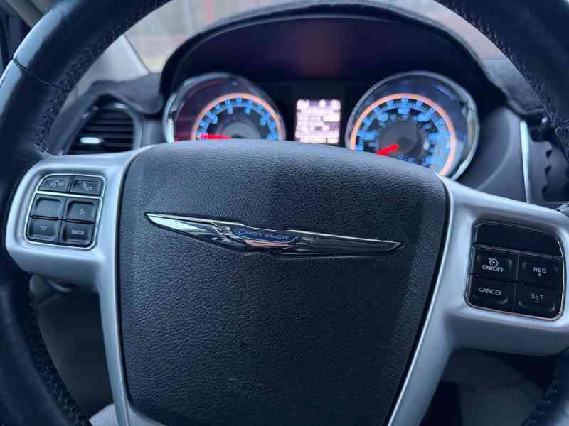 Chrysler Town Country 3,6 LPG DVD Limited 2014 - foto 18