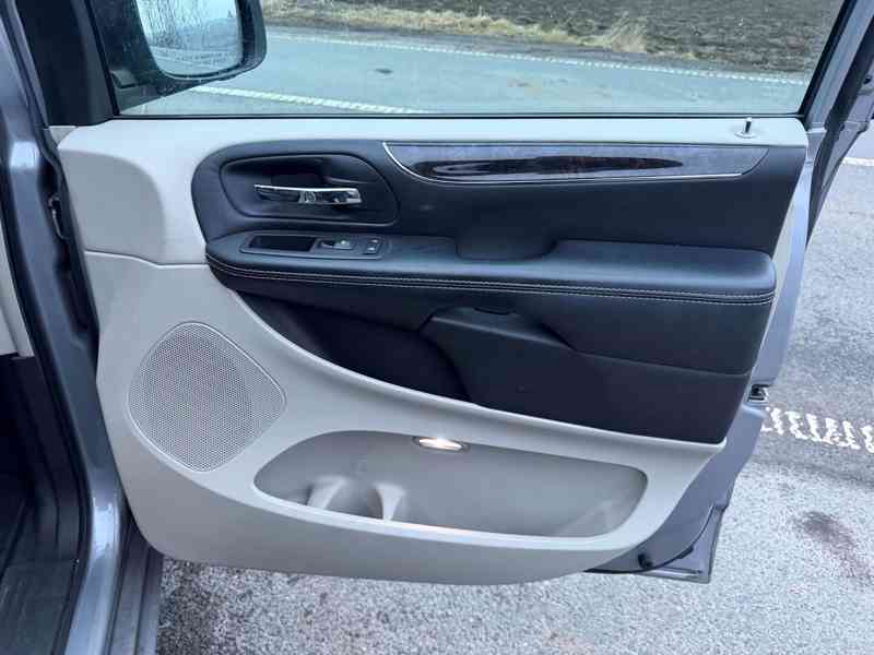 Chrysler Town Country 3,6 LPG DVD Limited 2014 - foto 13