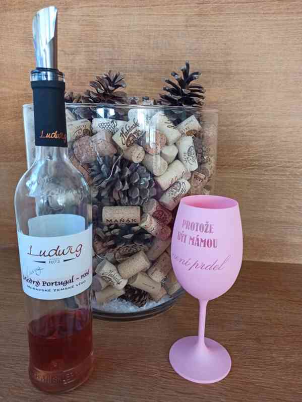 Barevné skleničky na víno s textem - foto 11