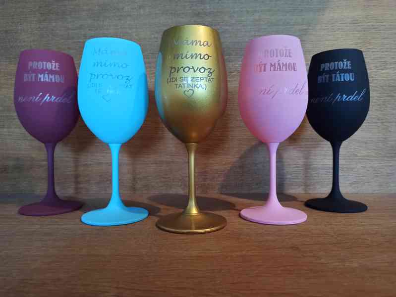 Barevné skleničky na víno s textem - foto 1