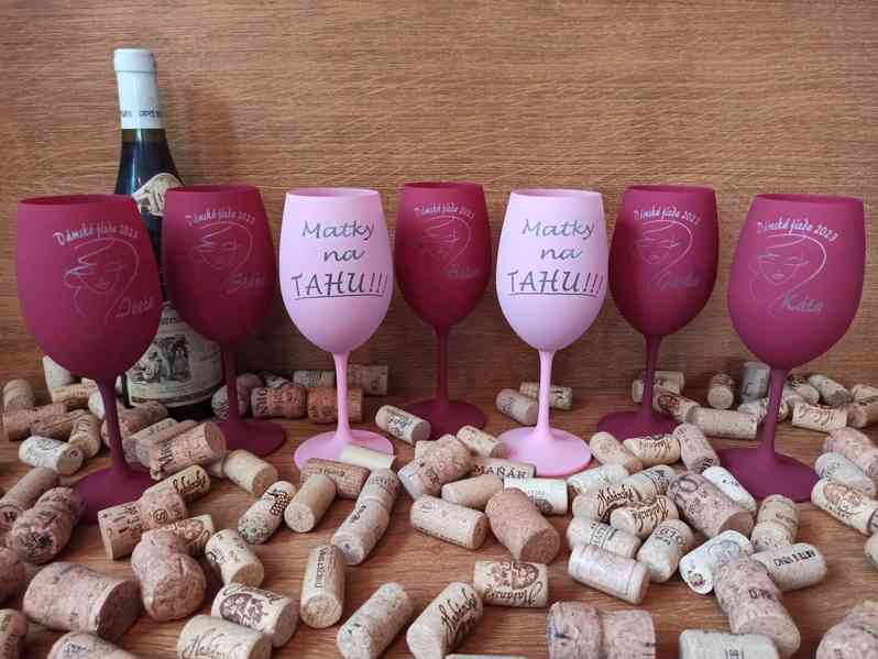 Barevné skleničky na víno s textem - foto 15