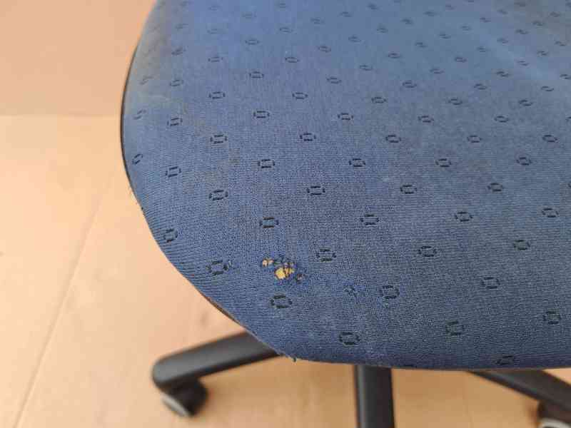 Kancelářská židle polstrovaná zánovní s kolečky - foto 4