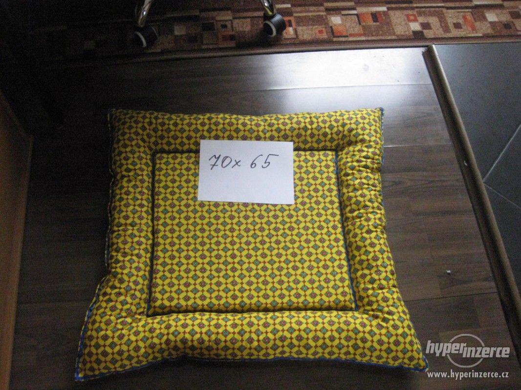 Ručně šitý polštář-pelíšek pro pejska. 70 krát 65 cm. - foto 1