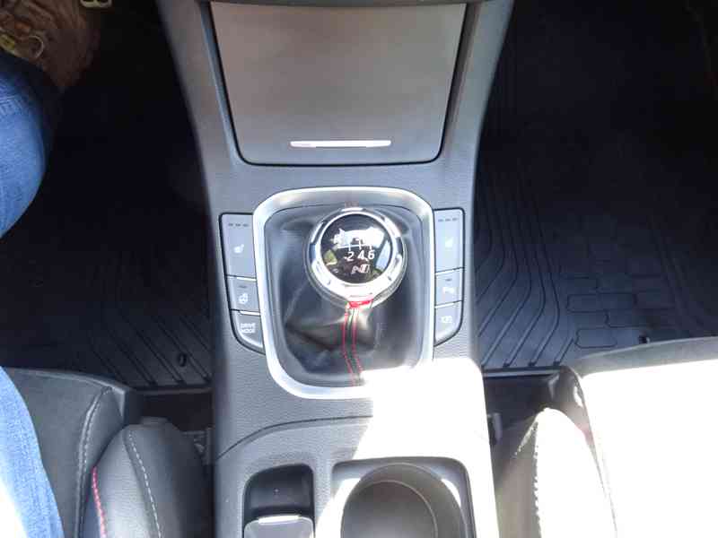 Hyundai i30 1.5 GDI MHEV r.v.2021 1.Maj.serv.kníž.ČR - foto 9
