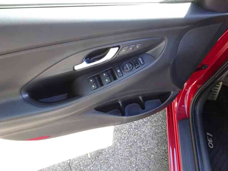 Hyundai i30 1.5 GDI MHEV r.v.2021 1.Maj.serv.kníž.ČR - foto 6