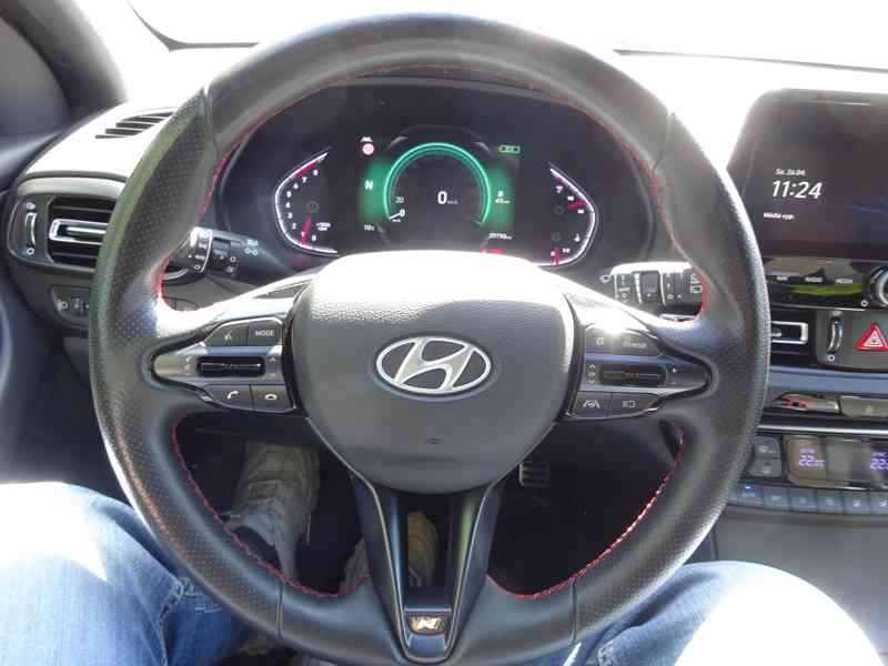 Hyundai i30 1.5 GDI MHEV r.v.2021 1.Maj.serv.kníž.ČR - foto 12