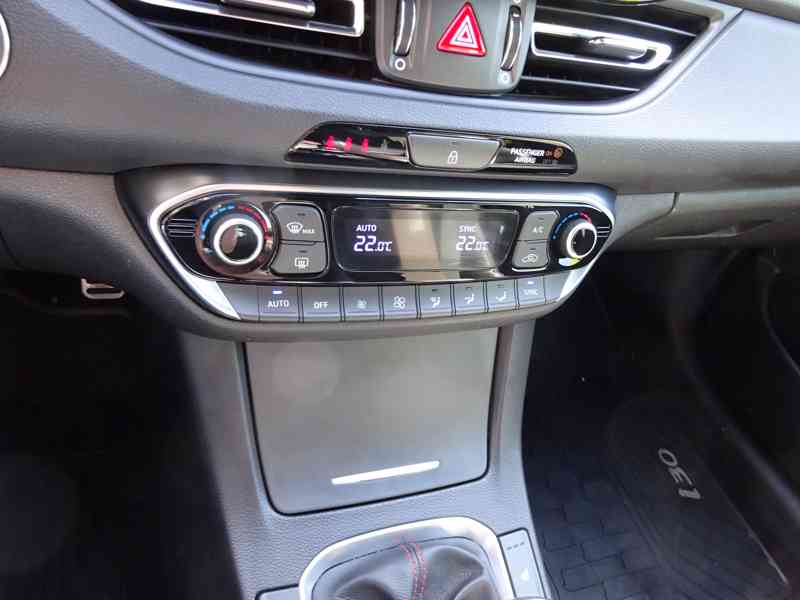 Hyundai i30 1.5 GDI MHEV r.v.2021 1.Maj.serv.kníž.ČR - foto 10
