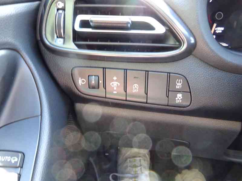 Hyundai i30 1.5 GDI MHEV r.v.2021 1.Maj.serv.kníž.ČR - foto 14