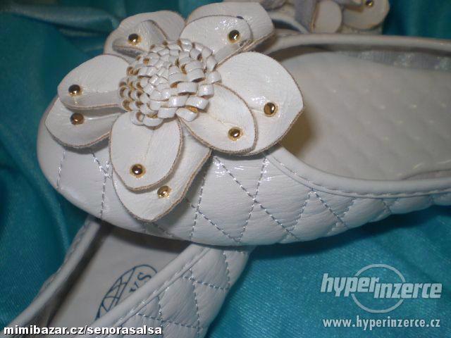 Krásné bílé balerínky s kytičkou - foto 3