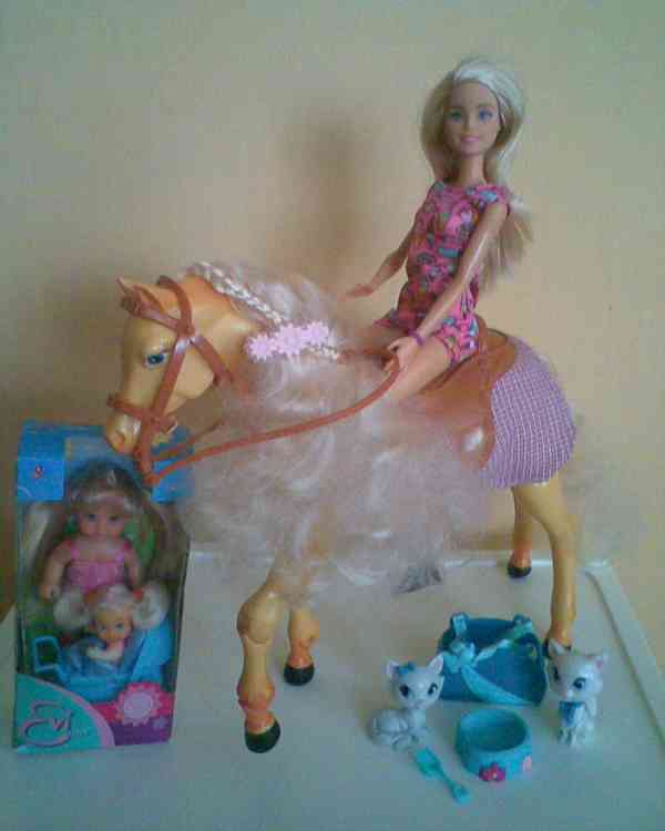 Barbie s chodícím koníkem - foto 1