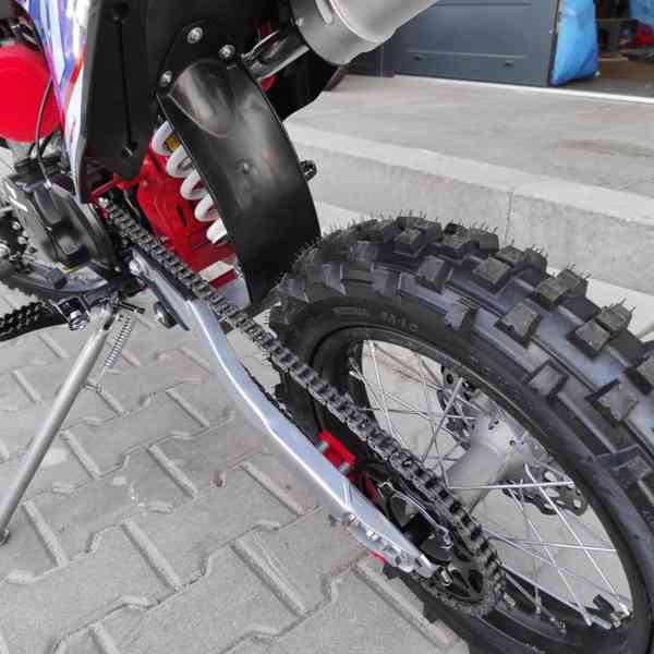 Shark 125ccm červený - foto 3