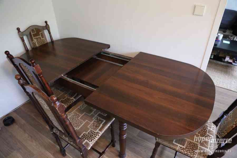 Rozkládací jídelní stůl + 6 ks židlí - foto 3