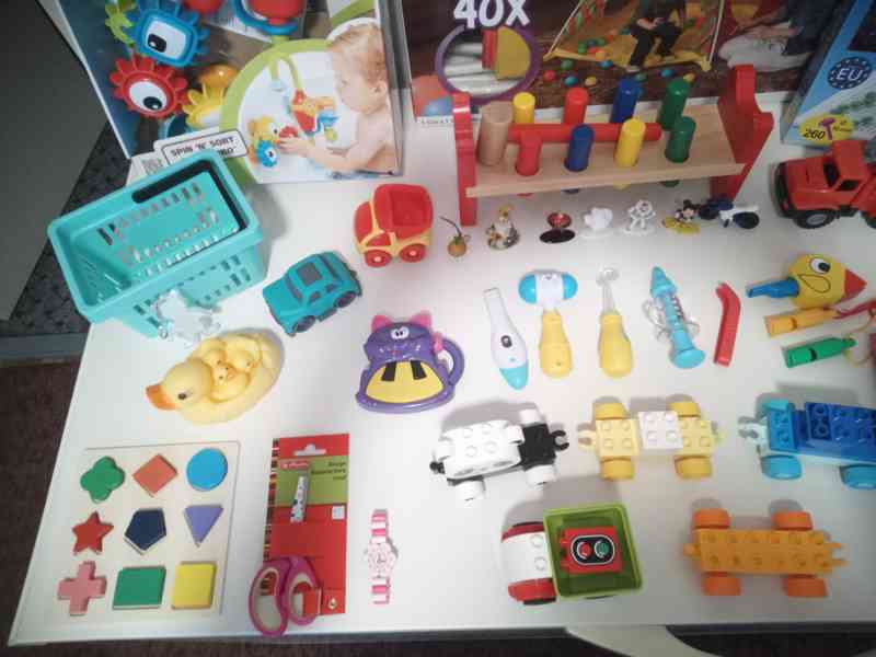 Mix hraček, stan, kočárek, stavebnice, plyšáci, zatloukačka. - foto 4