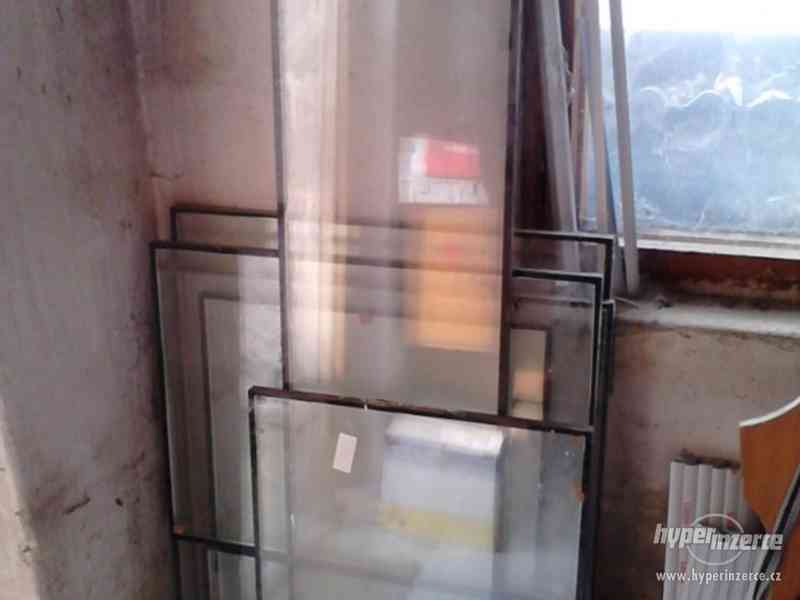 Okenní a dveřní kování + zdvojená skla - foto 7