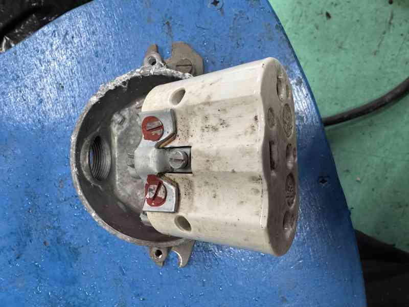 Keramické zásuvky a zástrčky 380V - foto 3