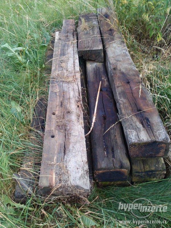 Daruji za odvoz nebo prodám staré dřevěné železniční pražce - foto 1