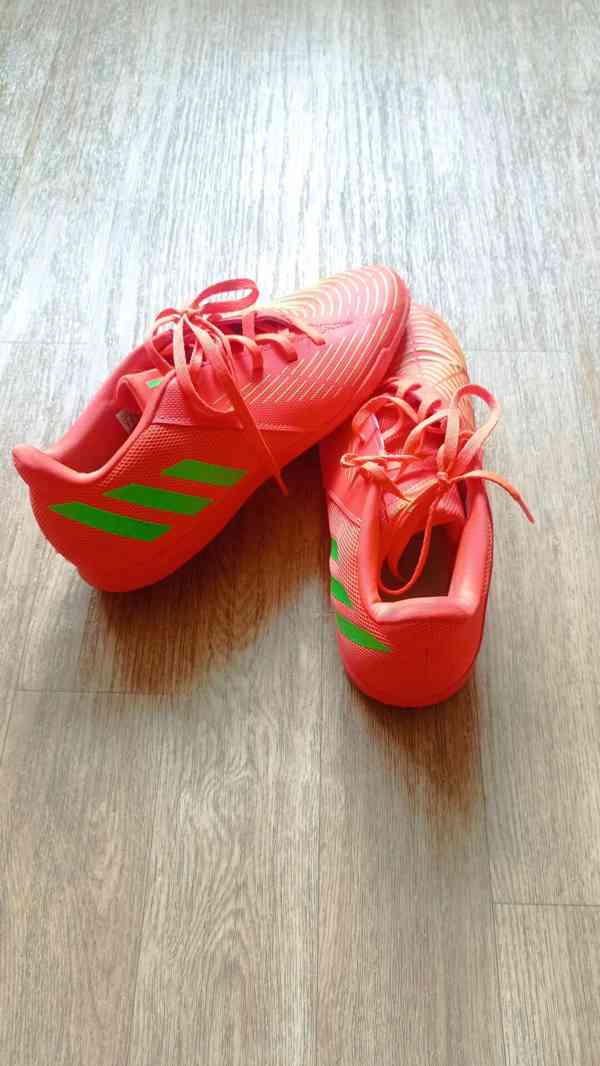 sálové kopačky ADIDAS Predator Edge.4 M IC solar red  - foto 3