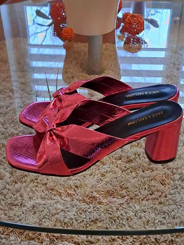 Sytě metalické růžové pantofle s výrazným leskem - 41 - foto 2