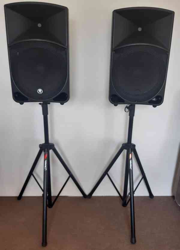 2 ks. Akt. Reprobeden Mackie Thump 15 (1300 W) + 2 stojany