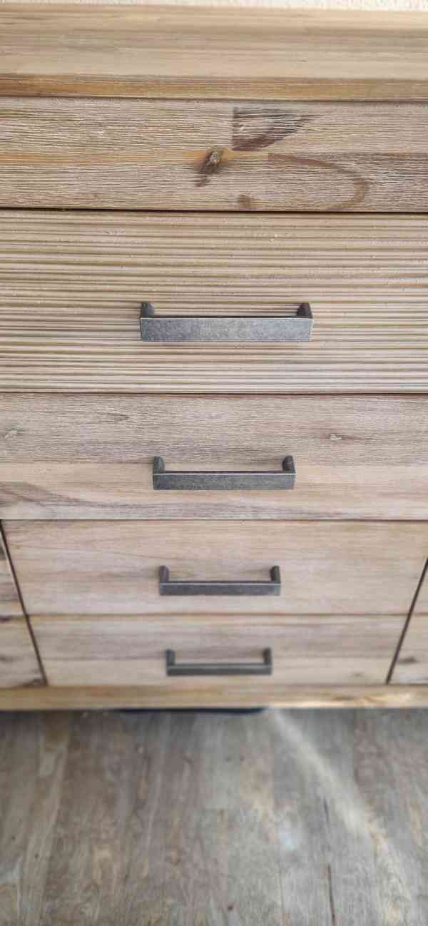🌿 Masivní komoda z přírodního dřeva – 4 zásuvky + 2 dvířka - foto 3