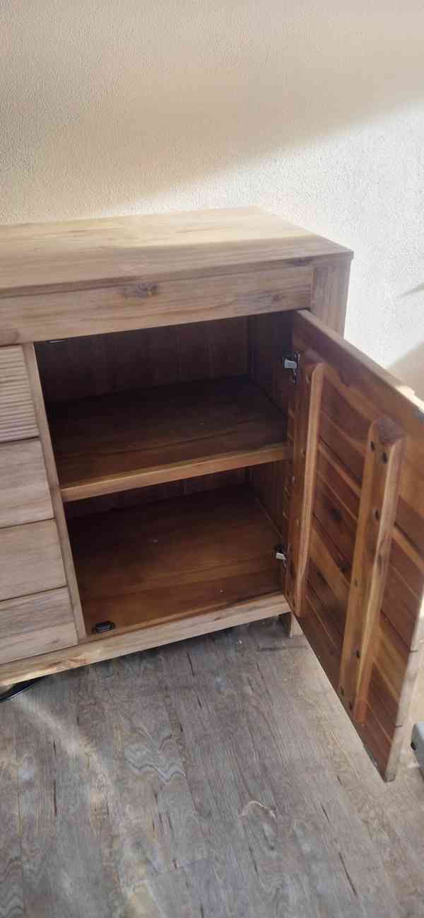 🌿 Masivní komoda z přírodního dřeva – 4 zásuvky + 2 dvířka - foto 4