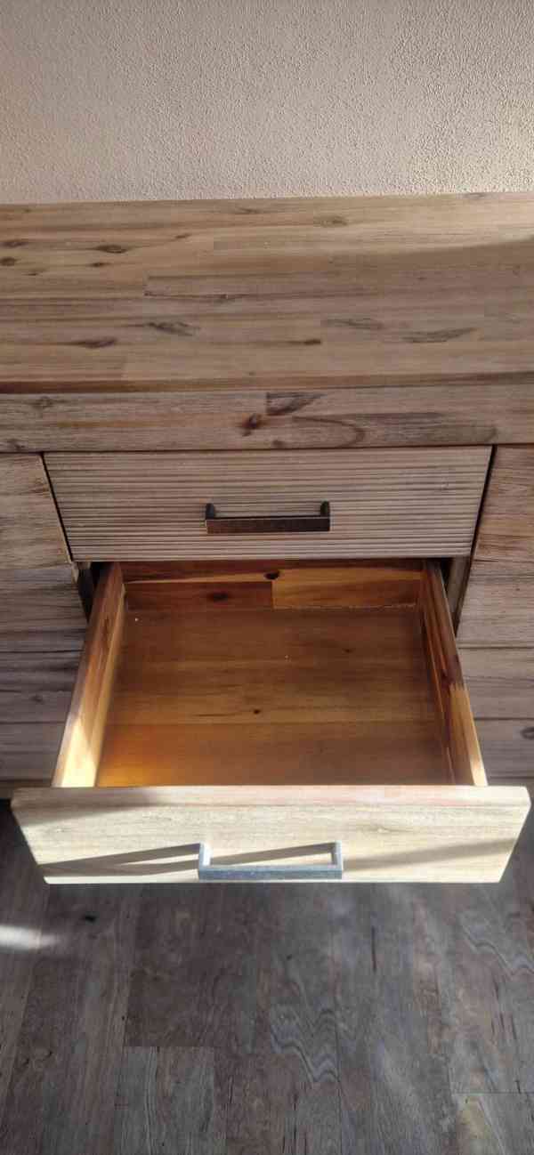 🌿 Masivní komoda z přírodního dřeva – 4 zásuvky + 2 dvířka - foto 2