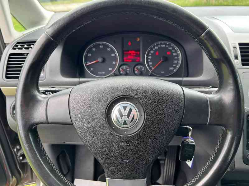 VW TOURAN 1,6 MPI - TOP KM TOP STAV - 5 míst - foto 16