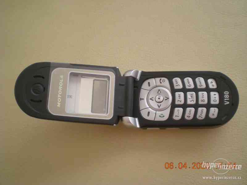 Motorola V180 - funkční véčkový telefon - foto 4