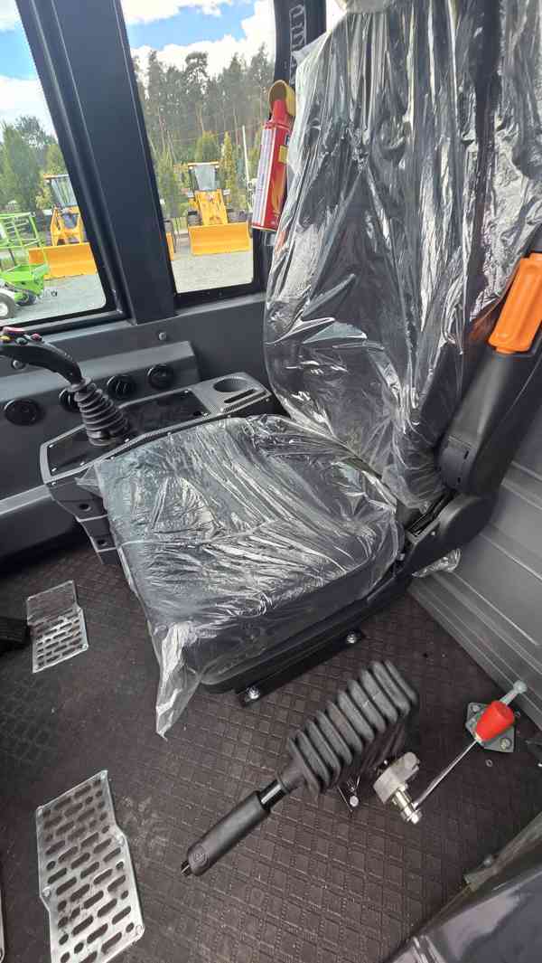 Kloubový nakladač LGCM LGE20 4×4 s kabinou - foto 12
